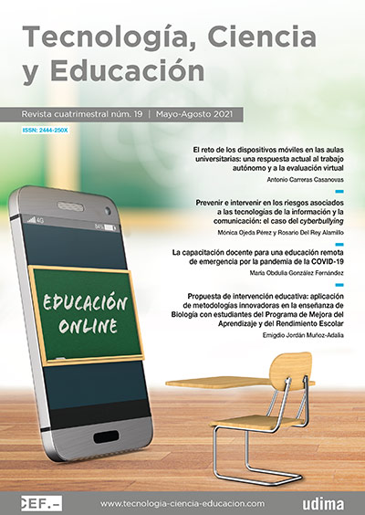 Movil con una pizarra simulando la educación online