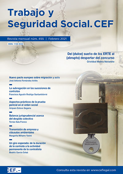 Candado de un negocio, que simboliza el cierre. La llave tiene grabado Juzgado mercantil y de fondo se ve la balanza de la justicia