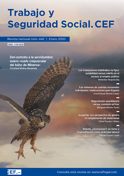 Vuelo crepuscular del búho con las alas abiertas